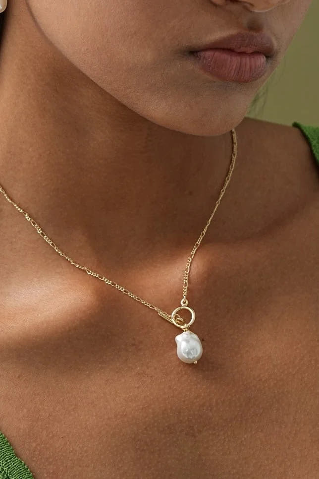 Elegant Necklace with Golden Pearl