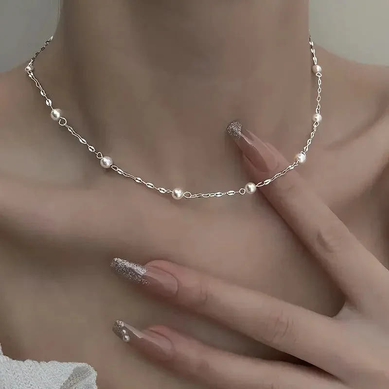 Elegant Necklace with Luminous Pearls