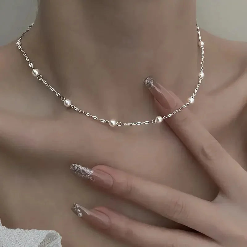 Elegant Necklace with Luminous Pearls