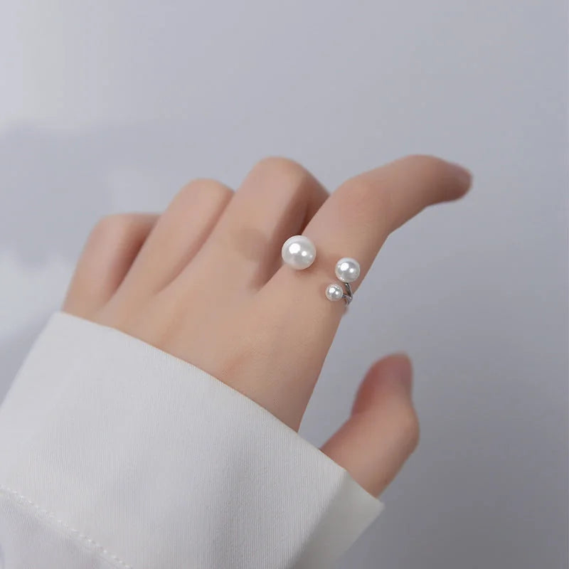 Elegant Ring with Pearl Trio