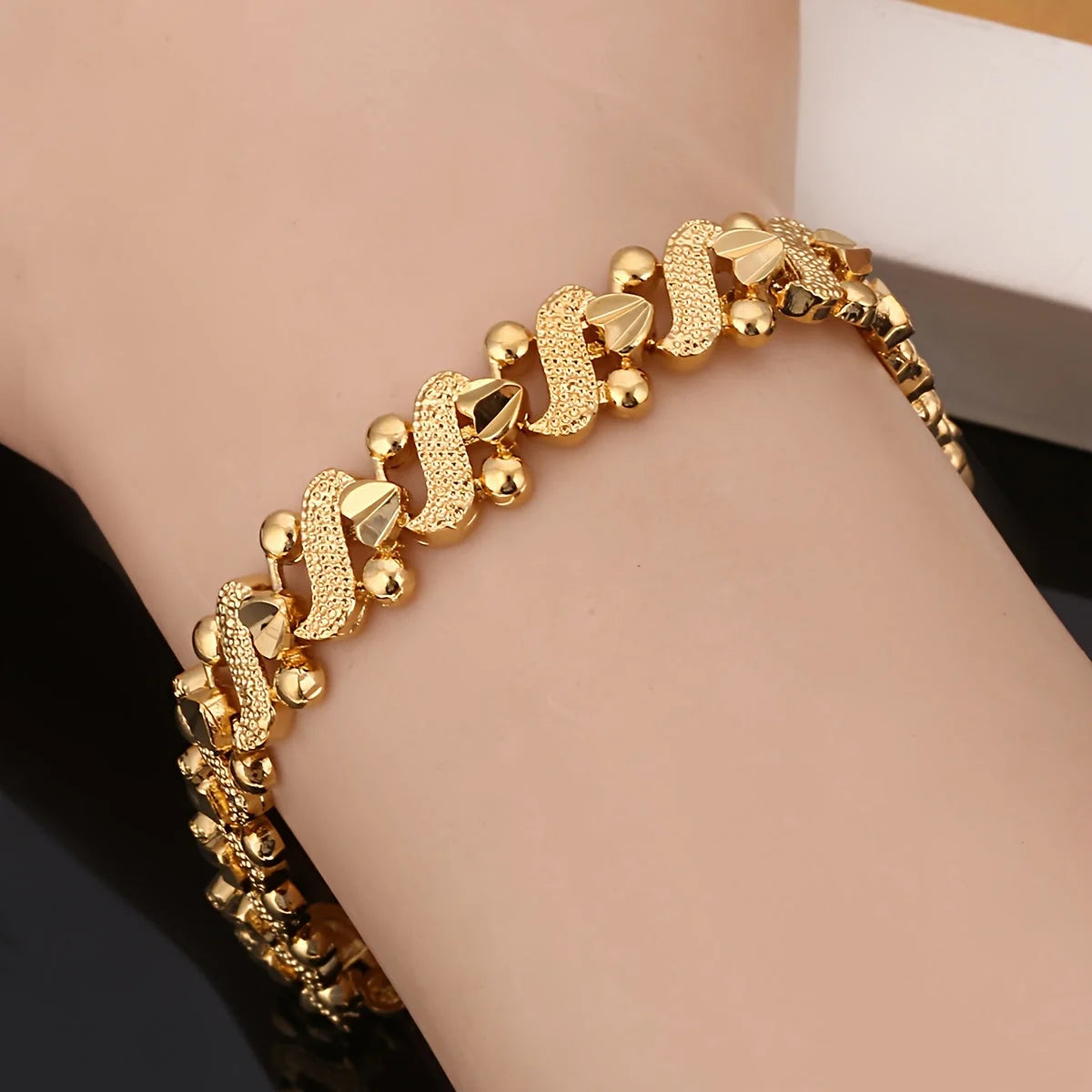 Lily Ornate Wave Bracelet | Gold